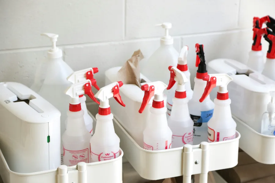 Ansammlung von leeren Reinigungsmittel-Verpackungen
