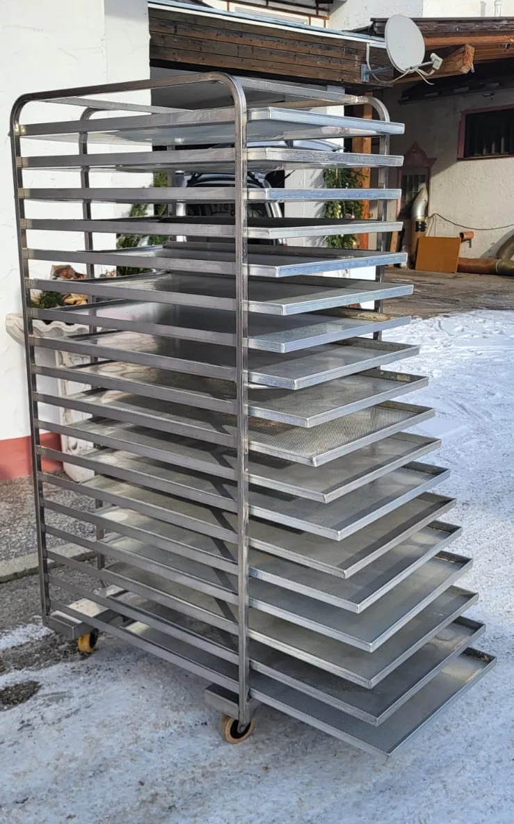 Sauberer Stikkenwagen nach der Reinigung durch die Produkte der Alustar Group