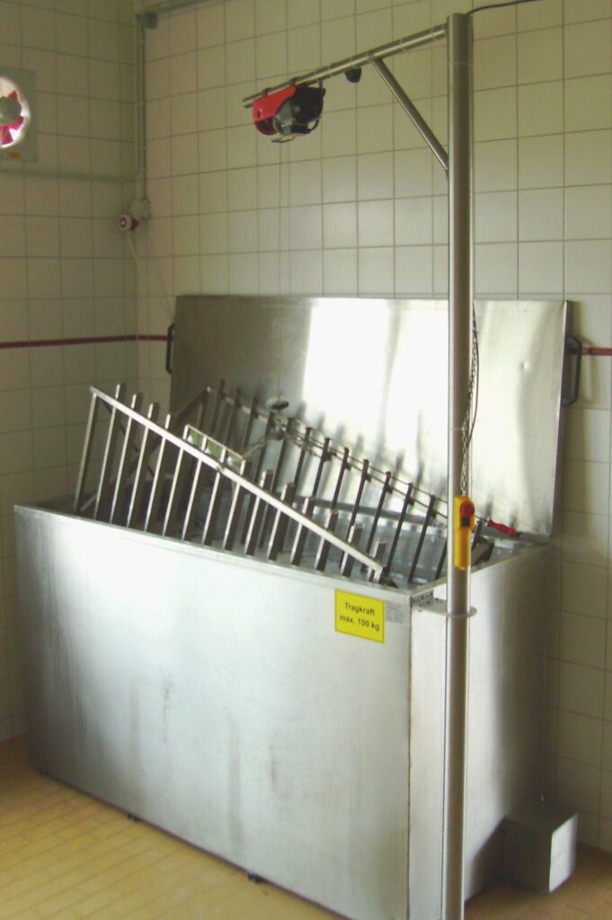 Eine Stikkenwagenreinigungsanlage im Einsatz bei einem Kunden. Auch ein Stikkenwagen wird zur Reinigung gezeigt