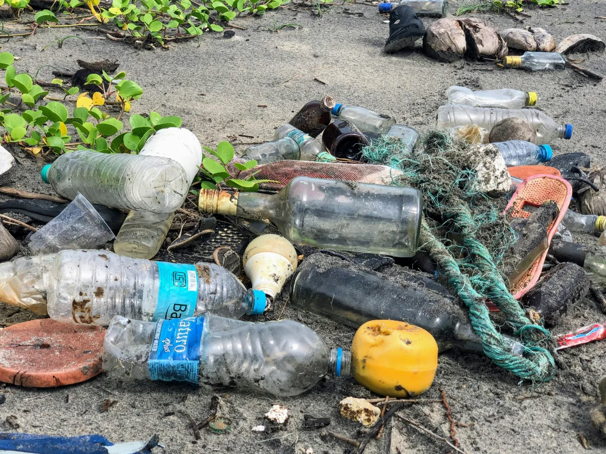 Frei herumliegende Plastik- und Glas-Flaschen
